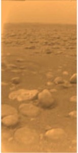 Photographie de la surface de Titan, prise par l'atterrisseur Huygens Crédits: ESA