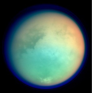 Photo en fausse couleurs de Titan, prise en 2004. Les longueurs d'ondes visibles sont l'infrarouge et l'ultraviolet. Crédits: NASA