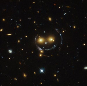 Un smiley gravitationnel Crédit: Hubble Space Telescope (NASA/ESA)