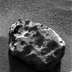 Photographie de la météorite Heat Shield Rock (ou officiellement Meridiani Planum), prise sur Mars par la sonde Opportunity le 6 Janvier 2005. (Crédits: NASA)