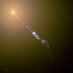 Galaxie M87 contenant en son centre un trou noir supermassif provoquant un jet de matière de plus de 5000 années lumières de longueur. (Crédits:NASA/Hubble)