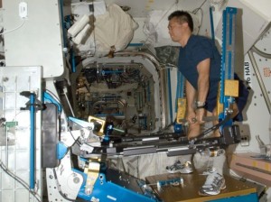 Astronaute "poussant de la fonte" sur l'ISS. (Crédits: NASA / Gizmodo)