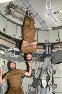 L'astronaute Gerald Carr "portant" son coéquipier William Pogue lors de la mission Skylab 4 en 1974. (Crédit: NASA)