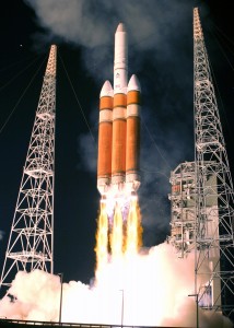 Décollage du lanceur Delta IV à Cap Canaveral en configuration Heavy-3 transportant un satellite militaire du DSP. (Crédits: Buckley Air Force)