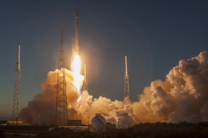 Décollage du lanceur Falcon 9 de la société privée SpaceX lors de la mise en orbite du satellite DSCOVR de la NASA. (Crédit: SpaceX)