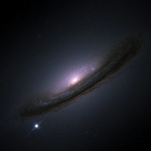 En bas à gauche. Photographie prise par Hubble de la supernova SN1994D de type Ia, dans la galaxie NGC4526 se trouvant dans la constellation de la Vierge. (Crédit: NASA)