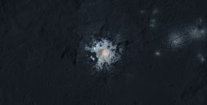 Détail du cratère Occator sur Cérès et de sa tache lumineuse principale. Photographie de la sonde spatiale Dawn en février 2016, résolution de 35 mètres par pixel. (Credit: NASA/JPL-Caltech/UCLA/MPS/DLR/IDA/PSI)